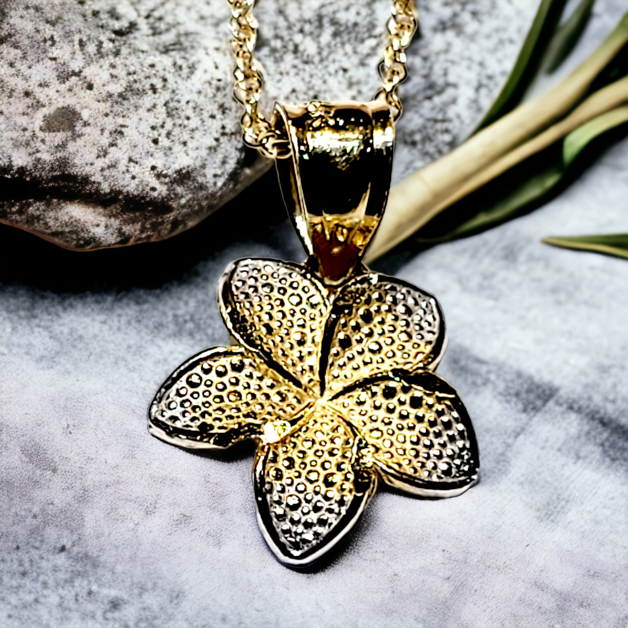 Hawaiian plumeria necklace deals
