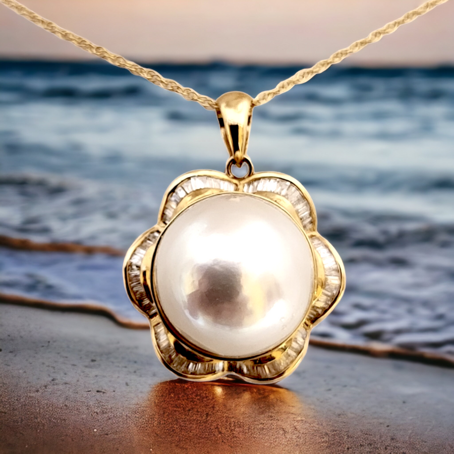 14k South Sea  White Pearl Pendant with Diamonds (14.3mm)
