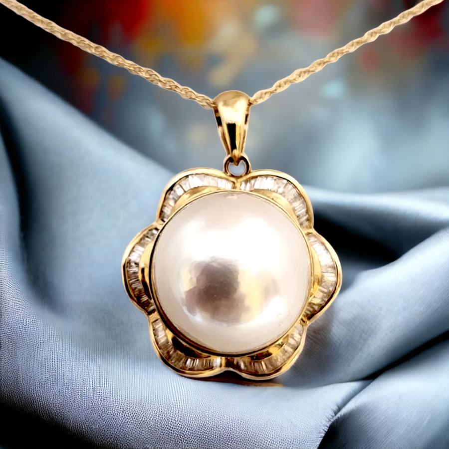 14k South Sea  White Pearl Pendant with Diamonds (14.3mm)