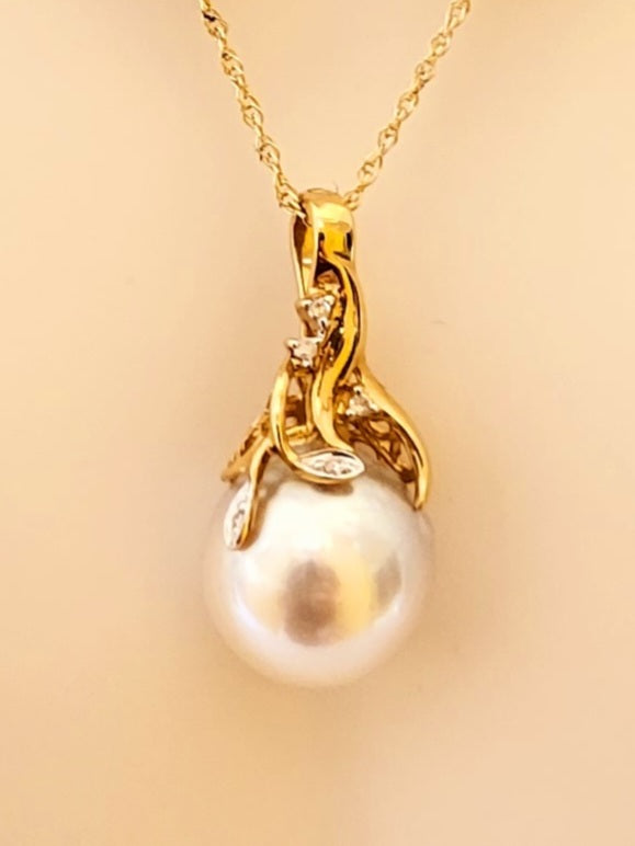 14k South Sea White Pearl Pendant with Diamonds (13mm)