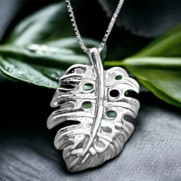 Sterling Silver Monstera Necklace (22mm)