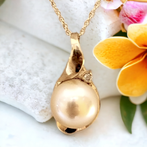 14k Golden South Sea Pearl(12.3mm) Pendant with Diamond